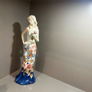 Elegant Floral Figurine in Blue and Cream
Brand Adeline 💕💕💕